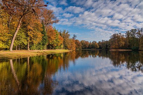 Autumn walk along the Field Ponds in Het Loo Palace Park