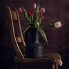 Tulpen op een houten stoel van Joey Hohage
