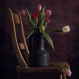 Tulpen op een houten stoel van Joey Hohage