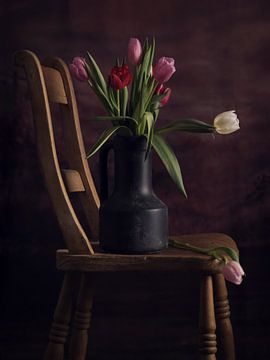 Tulpen op een houten stoel