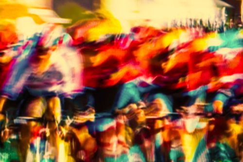 Buntes Radfahrer-Peloton