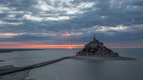 Mont Saint Michel au coucher du soleil sur Easycopters