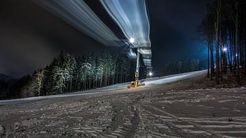 Piste de ski avec remontée éclairée sur Kim Bellen