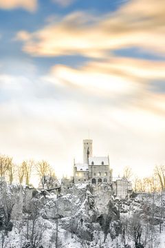 Schloss Lichtenstein im Winter mit Schnee am Abend zum Sonnenuntergang