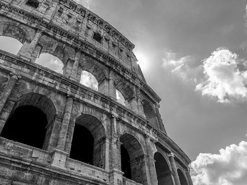 Italië, Rome.De zon tikt het Colosseum aan.