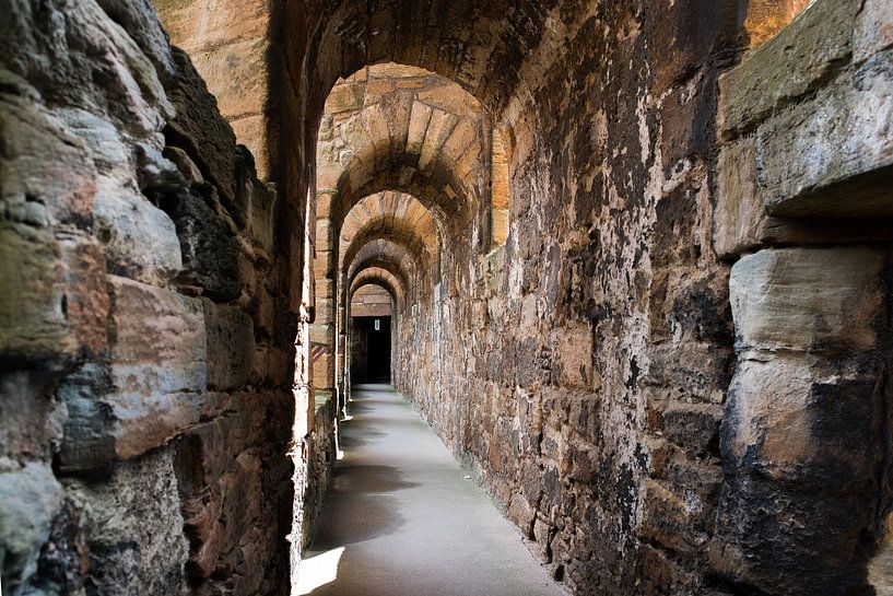 Schotland, Linlithgow Palace-zon in de gang by Cilia Brandts