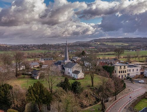 Dronefoto van het kerkje in Holset in Zuid-Limburg