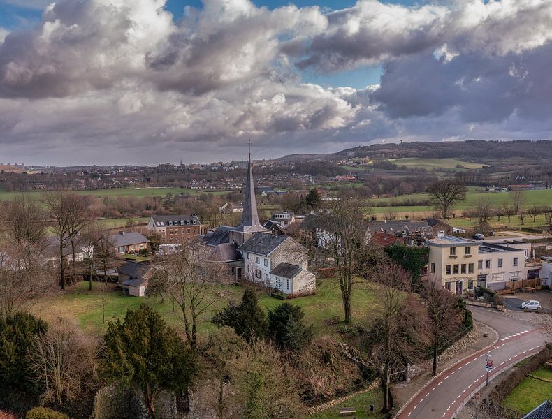 Photo prise par un drone de l'église de Holset dans le Limbourg du Sud par John Kreukniet