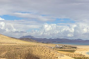 Panoramisch uitzicht op het zandstrand Risco del Paso in Fuerteventura van Reiner Conrad