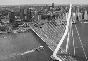 skyline van rotterdam met erasmusbrug van Ilya Korzelius