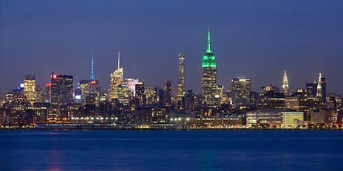 New York Skyline in de avond - Midtown Manhattan, panorama