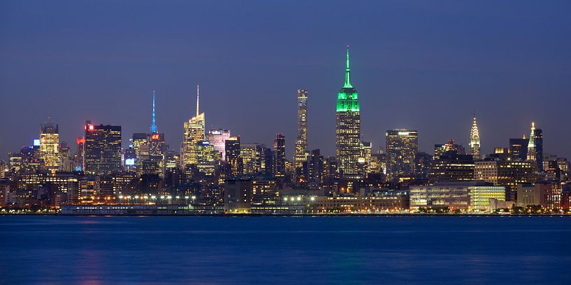 New York skyline in the evening - Midtown Manhattan, panorama by Merijn van der Vliet