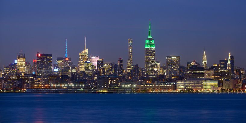 New York Skyline in de avond - Midtown Manhattan, panorama van Merijn van der Vliet