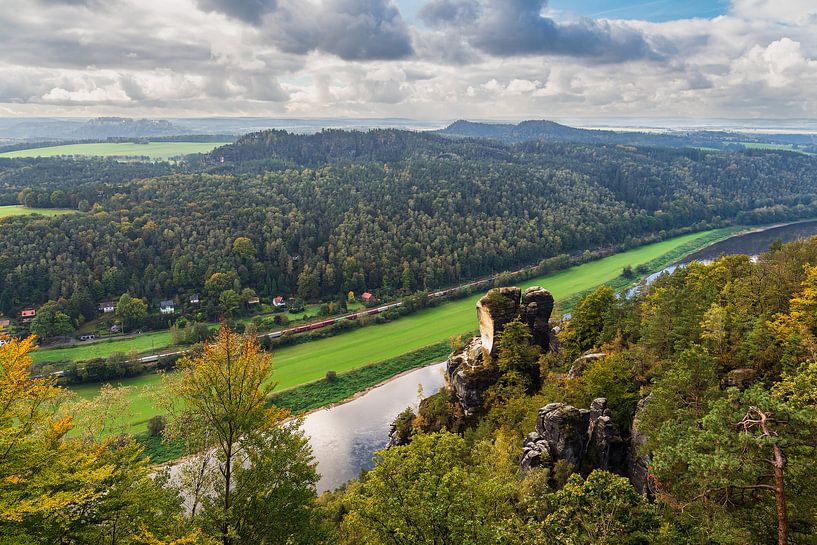 Uitzicht over de Elbe naar Saksisch Zwitserland van Rico Ködder