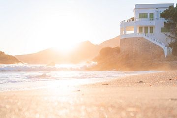 Strand in Mallorca zum Sonnenuntergang mit Wellen die auf den Strand rollen