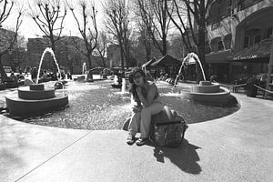 A la fontaine devant le Cafe Americain.