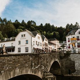 Das kleine und niedliche Dorf Vianden in Luxemburg von Art Shop West