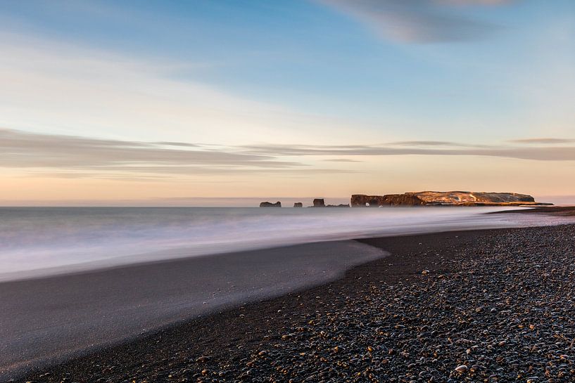 Plage de galets noirs par Elsa Star