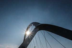 schöne Hintergrundbeleuchtung auf der Brücke "de Oversteek" in Nimwegen.