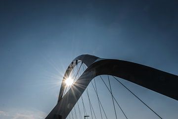 prachtig tegenlicht op de Nijmeegse brug "de Oversteek" van Patrick Verhoef