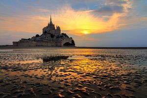 Mont Saint-Michel vanaf het strand tijdens eb von Dennis van de Water