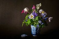 stilleven met voorjaarsbloemen en suikerpotje lange lijs servies van Hanneke Luit thumbnail