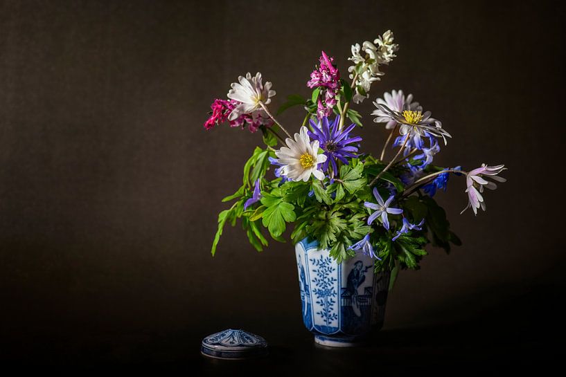 Blumenstillleben mit Frühlingsblumen von Hanneke Luit