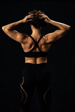 Fitness model Betuska (kleur) van Micha Ploeger fotografie