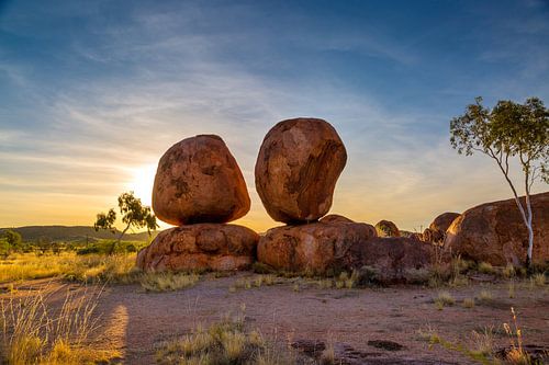 Zonsondergang bij de Verliefde Stenen van de  Devil's Marbles (Karlu Karlu) bij Tennant Creek