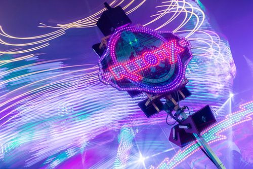 Une orbite de lumière – Mouvement de carrousel dans une exposition longue durée nocturne