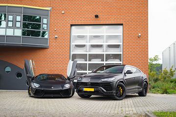 Blacked out Lamborghini Aventador en Urus van Joost Prins Photograhy
