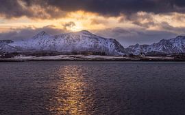 Een majestueuze zonsopgang boven de met sneeuw bedekte bergen in Leknes, Lofoten,  van PhotoCluster