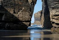 Steenformatie op het strand Playa de las Catedrales