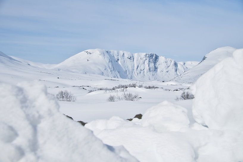 Norwegisches Hochgebirge, verschneite Berge und Landschaft von Martin Köbsch