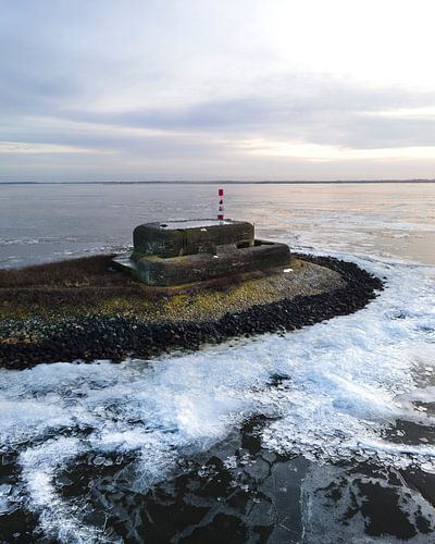 Historische bunker in winterse stilte bij zee