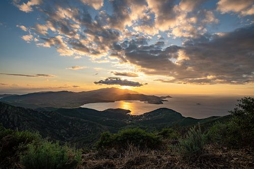 Sonnenuntergang auf Elba mit Blick auf s Meer & mit einem Boot von Leo Schindzielorz