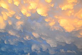Mammatus nuages après un orage sur une belle journée d'été