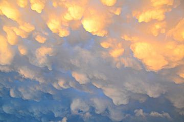 Mammatuswolken na een onweersbui op een mooie zomerdag van Jessica Berendsen