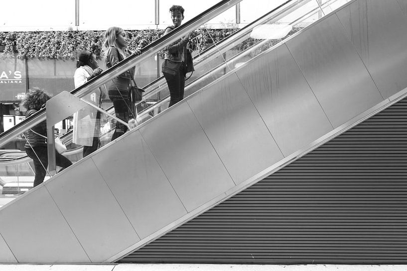 Four ladies on an escalator. van JRobert Photography