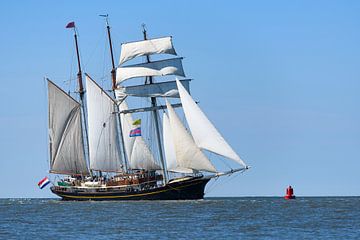 Dreimaster-Schoner Gulden Leeuw segelt auf dem Wattenmeer von Sjoerd van der Wal