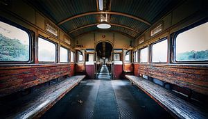 Lost Place Zug mit Sonnenstrahlen