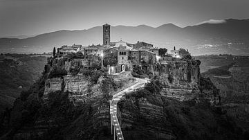 Civita di Bagnoregio in Schwarz und Weiß von Henk Meijer Photography