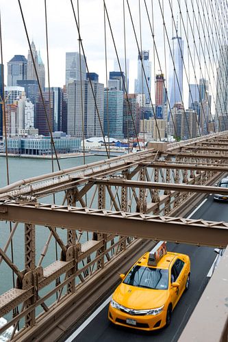 Gele taxi op de Brooklyn bridge