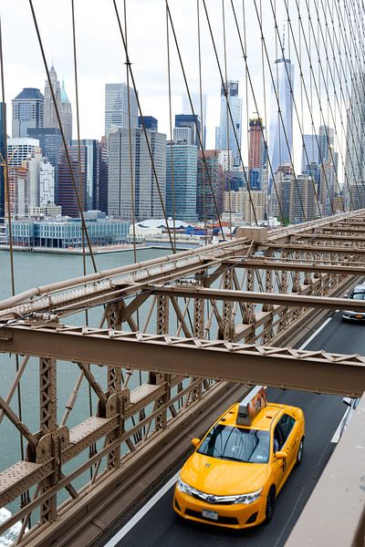 Gele taxi op de Brooklyn bridge van Natascha Teubl