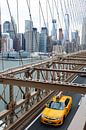 Gele taxi op de Brooklyn bridge van Natascha Teubl thumbnail