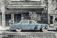 Oude ford/oldtimer in het centrum van Buenos Aires Argentinie van Ron van der Stappen thumbnail