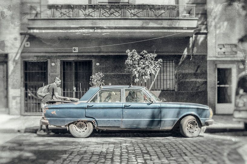 Oude ford/oldtimer in het centrum van Buenos Aires Argentinie van Ron van der Stappen
