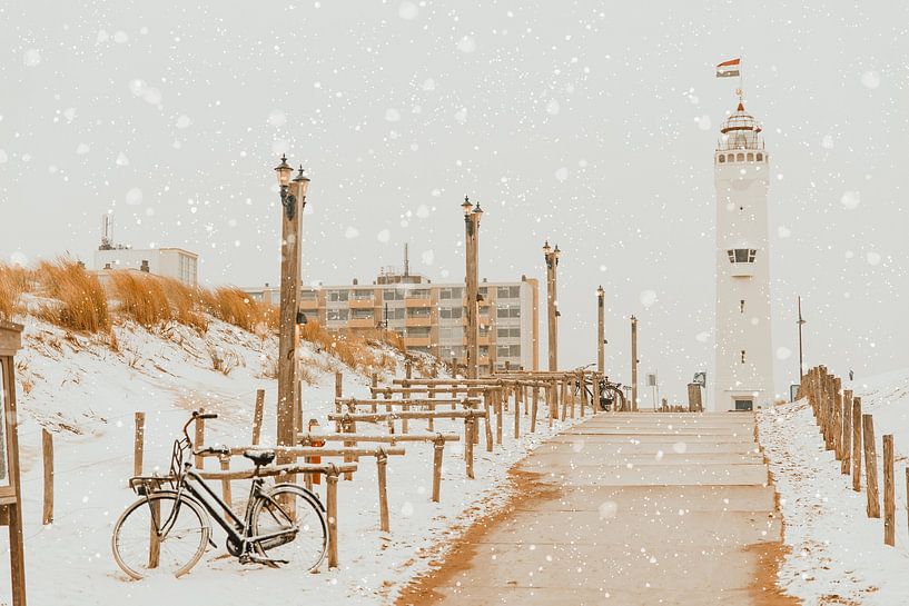 Leuchtturm von Noordwijk und abgestelltes Fahrrad von Yanuschka Fotografie | Noordwijk