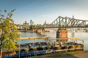Bootshaus-Restaurant in Frankfurt am Main mit Brücke Eiserner Steg