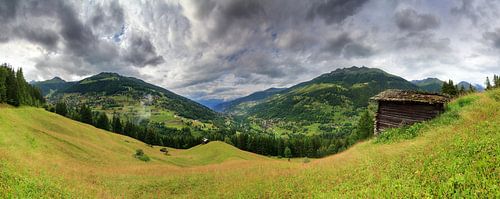 Zwitserse alpen zomer panorama met wolken